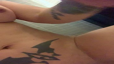 Aris Dark meando en la ducha