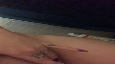 Aris Dark meando en la ducha