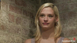 Cô nàng nóng bỏng nhận lấy nó sâu vào hậu môn chật hẹp của mình