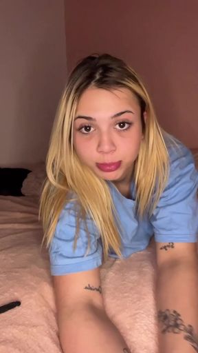 Teen onlyfan shows off her tits