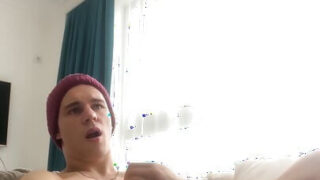 Film solo de casă cu o curvă gay amator care își fute propriul fund