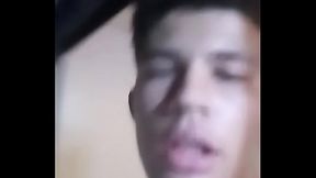Cantando Tim Maia na janela de casa