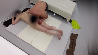 A sexy oil massage in Japan makes your body wet and slippery...Intense oil sex as it is!