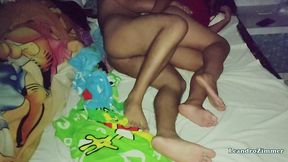 esposa coloca una camara escondida por que sabe que su esposo le es infiel con su hermanastra en las noches / descubre que se la folla hasta en la misma cama / parte 2 / leandrozimmer / chloebe