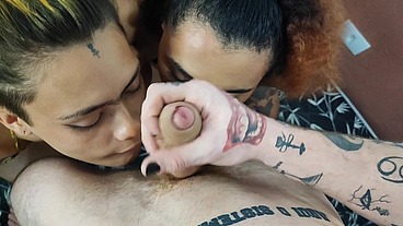 estreando as delcinhas com oral e gozada - Deusa Travesti e Pequena Mi