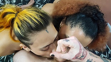 estreando as delcinhas com oral e gozada - Deusa Travesti e Pequena Mi