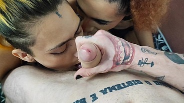 estreando as delcinhas com oral e gozada - Deusa Travesti e Pequena Mi