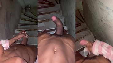 Meu vizinho quase me pegou tocando uma na escada do prédio