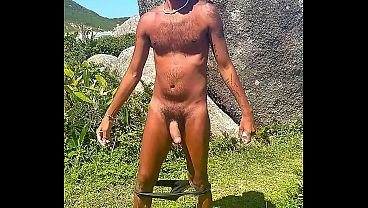 Fodendo o turista branquelo no fundo da trilha de uma praia nem t&atilde_o deserta assim - Foda completa