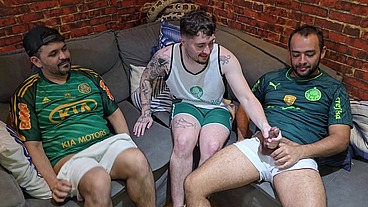 Foi assistir a partida de futebol com dois torcedores ativos e tomou pica gostoso no cu.
