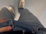 Mi chiudo nei bagni dell’ufficio per farmi una sega con i colleghi nell’altra stanza