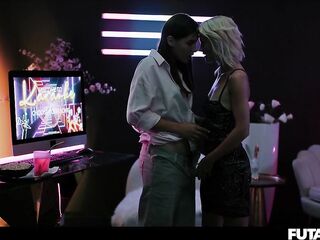 VR Lesbo Trans Gal Sex - Ellie Luna & Zazie Skymm Tranny Bang