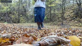 Curvy MILF in a long skirt pissing in the autumn park