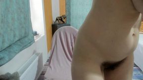 после приятной мастурбации и нежности к киске милфа писяет на белое полотенце