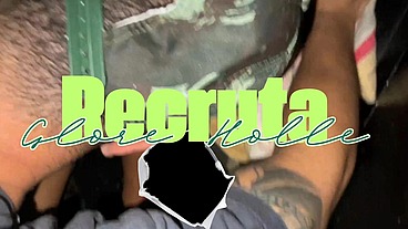 RECRUTAS FAZENDO SEXO NO GLORY HOLE FEITO NO ALOJAMENTO PARA CURTIÇÃO EM FOLGAS.