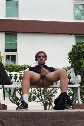 I found a blind spot in the parket sooo I decided to jerk off and feel the adrenaline that comes with doing hot stuff in public