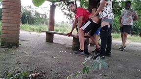 o garoto chupa secretamente paus de homens desconhecidos no banco da praca