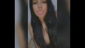 Hermosa tetona salvadore&ntilde_a provocando
