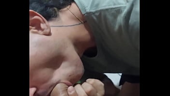 O novinho que trabalha comigo pediu pra eu uma mamada e ela mijar na minha boca na hora do almo&ccedil_o de trabalho