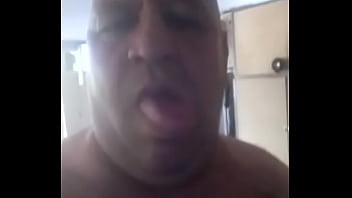 NOVINHA PEDIU PARA O TIUZAO COMER O CUZINHO DELA TAVA MUITO APERTADINHO ASSIM QUE E BOM O COROA GOZOU