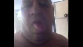 NOVINHA PEDIU PARA O TIUZAO COMER O CUZINHO DELA TAVA MUITO APERTADINHO ASSIM QUE E BOM O COROA GOZOU