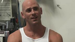 ”Christy Mack Is Checking Up On His Piston”