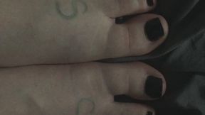 FEET ON QUEEN SIZE FITTED BEDDING