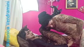 Travesty safadinha dotada pega garot&atilde_o na pra&ccedil_a da Rep&uacute_blica para fazer uma sacanagem