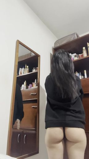 Latin babe flaunts her thick ass for 'papi