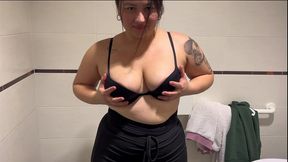 grabanda por primera vez en el bano publico