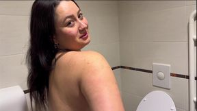 grabada por primera vez en el bano publico