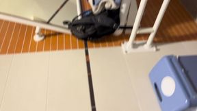 grabada por primera vez en el bano publico