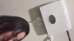 grabada por primera vez en el bano publico