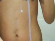 Masturbandome en el baño, leche sobre el espejo