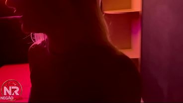 Levei essa novinha pro cabar&eacute_ meu pau grande abriu a buceta apertada dela toda e ela gostou