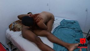 ruivinha tirando a camisinha e pede pra gozar dentro da buceta