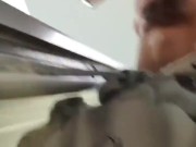 Mamando o coroa no banheiro público