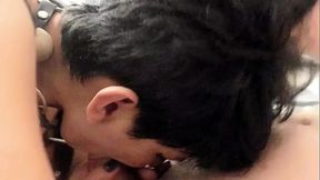 el amigo no para de meterle leche