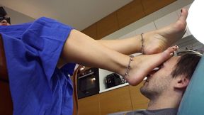 Cat Woman Olena - Enjoy Footrest - Barefoot - HD 2560x1440