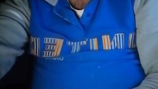 Đoạn video nghiệp dư quay bằng webcam ghi lại cảnh một người đàn ông đồng tính châu Âu vạm vỡ đang thủ dâm đến khi xuất tinh.