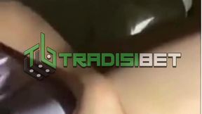 Ewe Kakak Saat Telponan