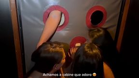 quatro amigas putas que adoram dar a bocetinha e o cuzinho foram na cabine de glory hole mamar muita rola e serem fodidas ate ganharem leitinho