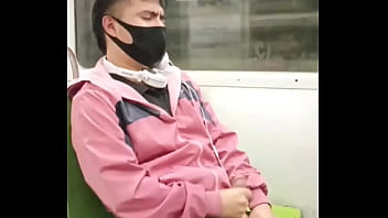 Joven Tretcho se masturba en el &uacute_ltimo vag&oacute_n del metro