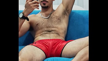 Provoca&ccedil_&atilde_o com o cal&ccedil_&atilde_o de futebol vermelho