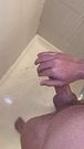 Me caliento viendo mi gran polla y me masturbo en la ducha