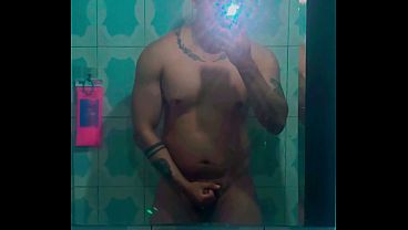 Macho casado masturbando su verga gruesa en la ducha