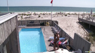 الشابان مفتولا العضلات ذوا الشعر الكثيف، زاك ألكسندر وجيك ستيل، يمارسان الجنس الفموي العميق والجنس الشرجي بدون وقاية في الهواء الطلق.