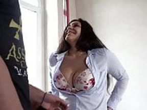 July Johnson bekommt auf der Baustelle eine riesen Ladung
