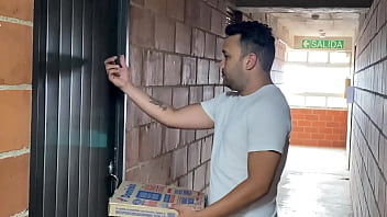 No ten&iacute_a dinero para pagarle al repartidor de pizza y se cobr&oacute_ la entrega con mi culo a pesar de que era heterosexual