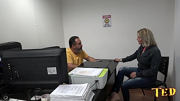 Diretor recebe uma Milf querendo ser atriz e enfia o ferro no teste do sofá - Kelly Castro